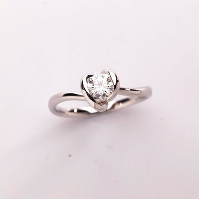 Knot | Natural Round White Diamond 18kt Gold Engagement Ring